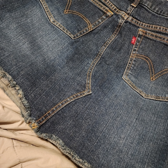 Levi’s Deconstructed Dark Wash Blue Denim Mini Skirt Raw Hem Women's Size 8 EUC - Picture 8 of 16